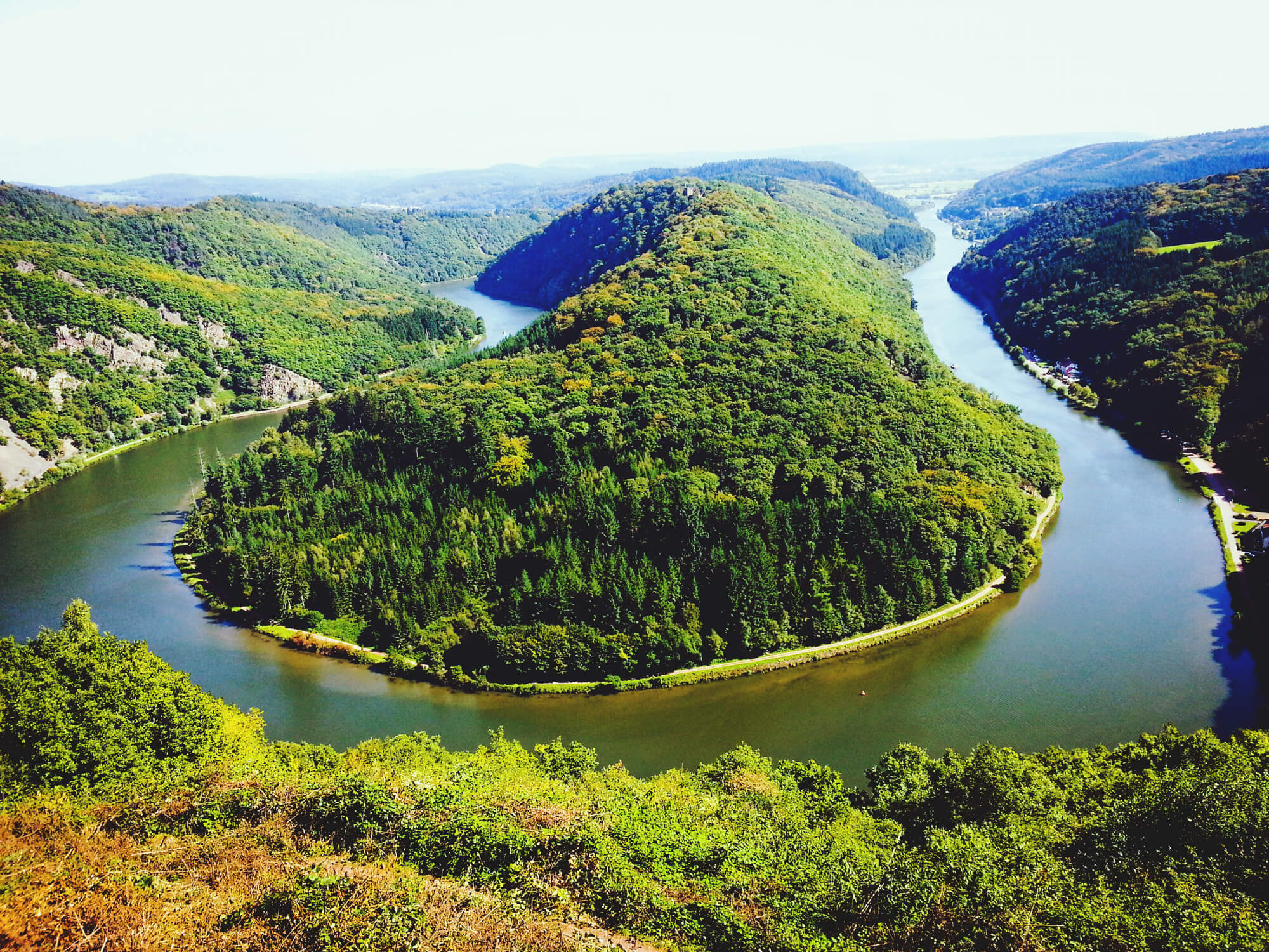 Panoramablick auf die Saarschleife mit Aussichtspunkt Cloef – beliebtes Ausflugsziel in der Nähe des Hofgut Imsbach.