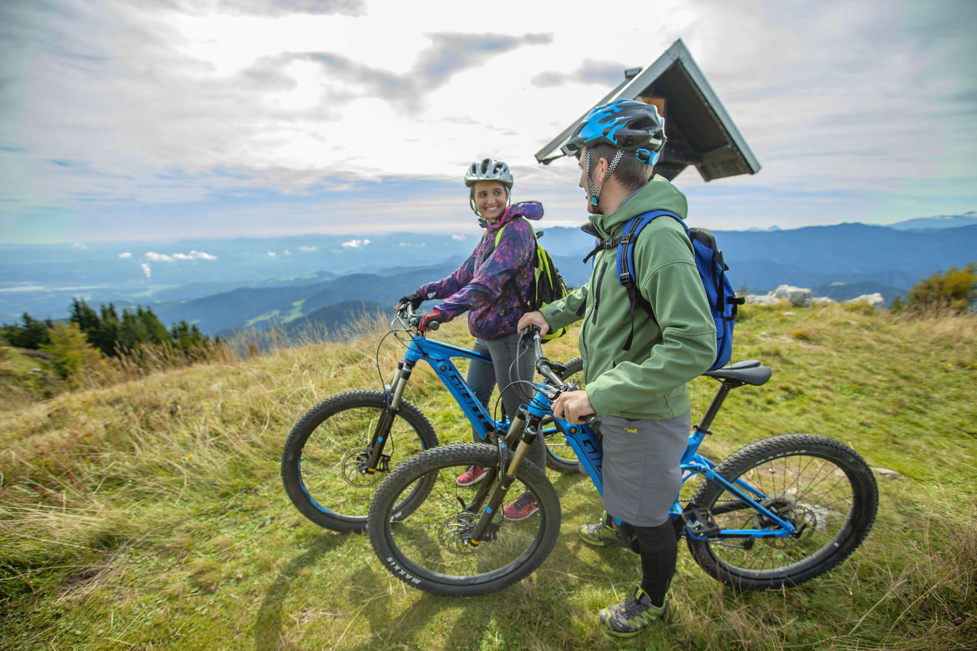 Sportliches Paar auf Mountainbikes bei einer Radtour durch den Naturpark Saar-Hunsrück nahe dem Hofgut Imsbach.