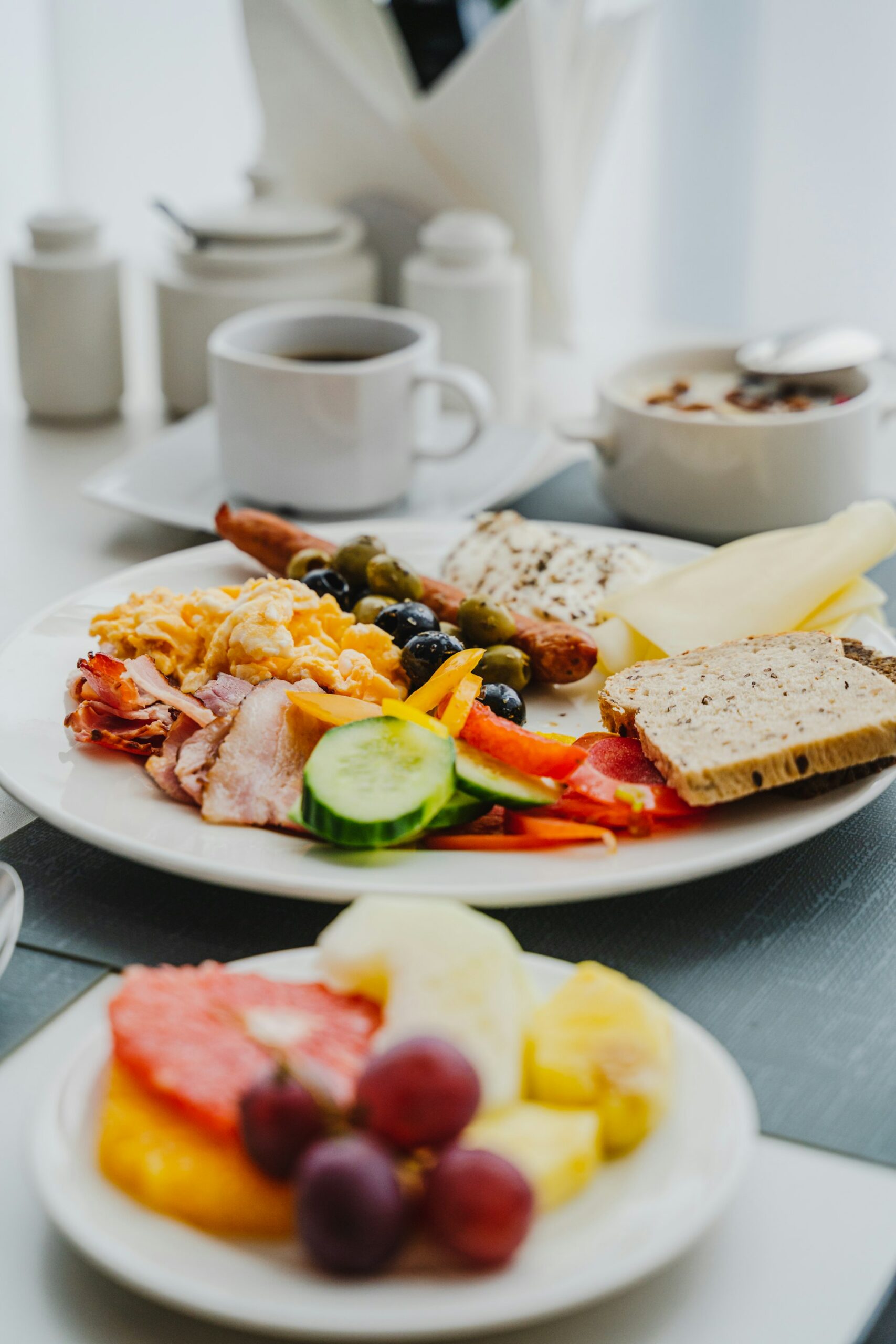 Frühstücksteller mit Brot, Käse, Wurst und Gemüse